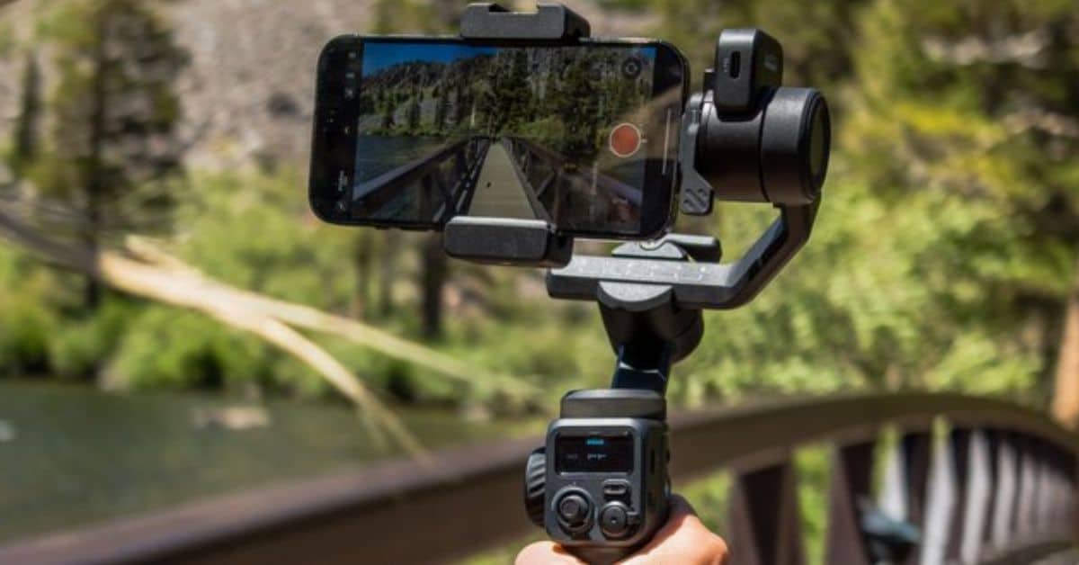 GoPro’s new gimbal Fluid Pro AI with action cameras and smartphones