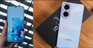 iQOO Neo 11 ब्लैक कलर मॉडल सामने से दिखता हुआ