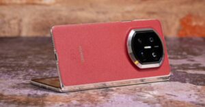 Huawei Mate X7 फोल्डेबल स्मार्टफोन का इनर OLED डिस्प्ले और प्रीमियम डिजाइन