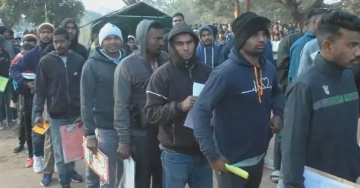 Odisha Home Guard jobs 2025 में झारसुगुड़ा में परीक्षा देने पहुंचे हजारों उम्मीदवार